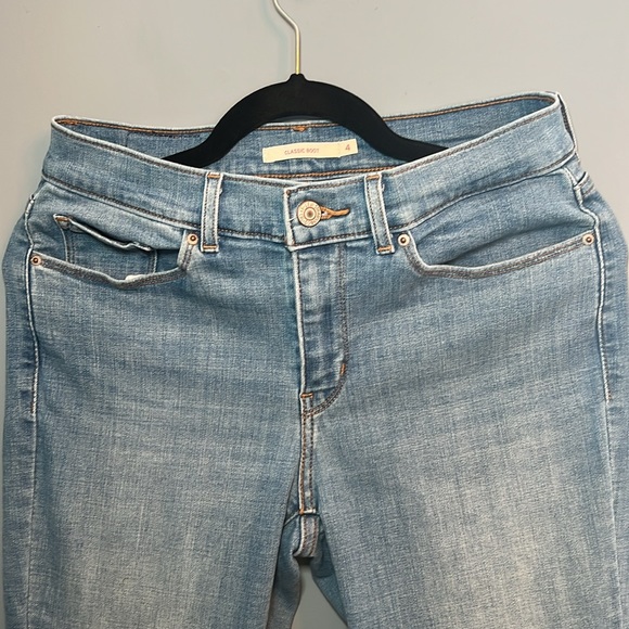 Levi’s Strauss Classic Light Denim Boot Cut Jeans Zero Distressing Size 4 - Picture 3 of 8